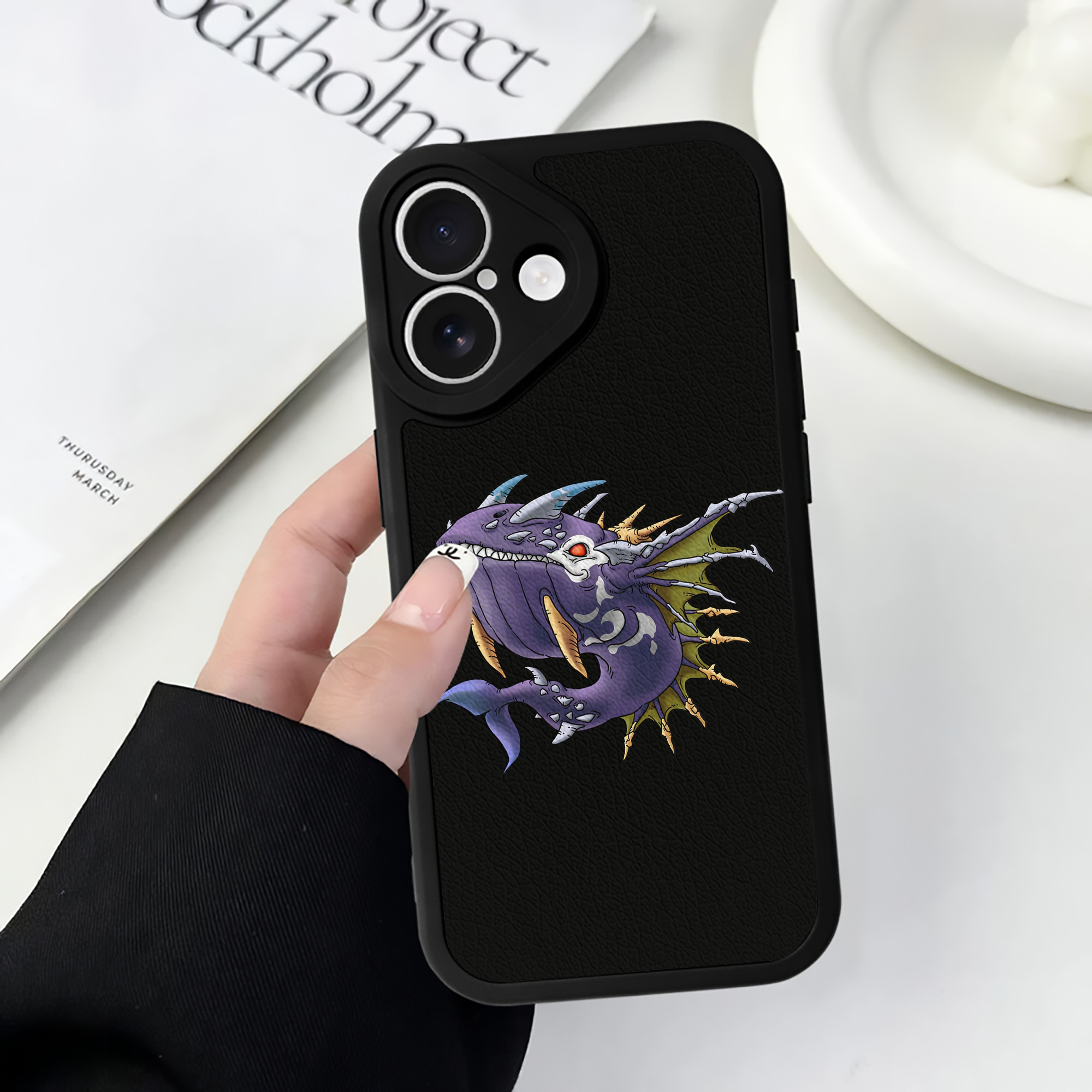 （画像用） ドラゴンクエスト Doragon Kuesuto Dragon Quest 【iPhone 16シリーズ対応】シリコンスマホケース（レザー調） 材質：シリコン